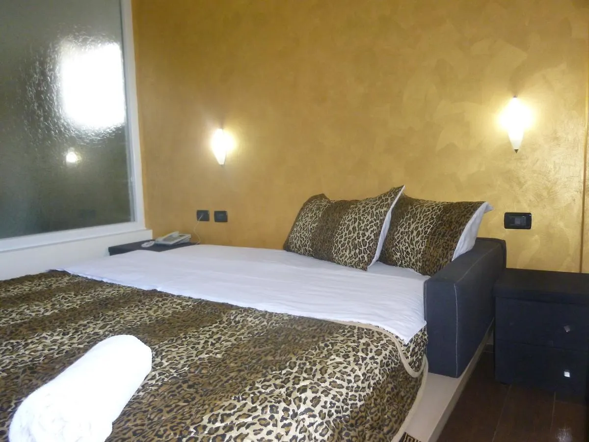 Hotel Red Apple Fier 3*,  Albania